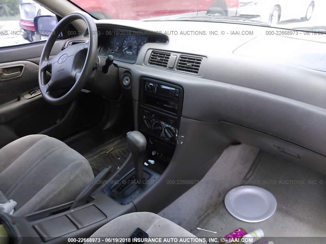4T1BG22K5WU237207 - 1998 TOYOTA CAMRY CE/LE/XLE BLACK photo 5