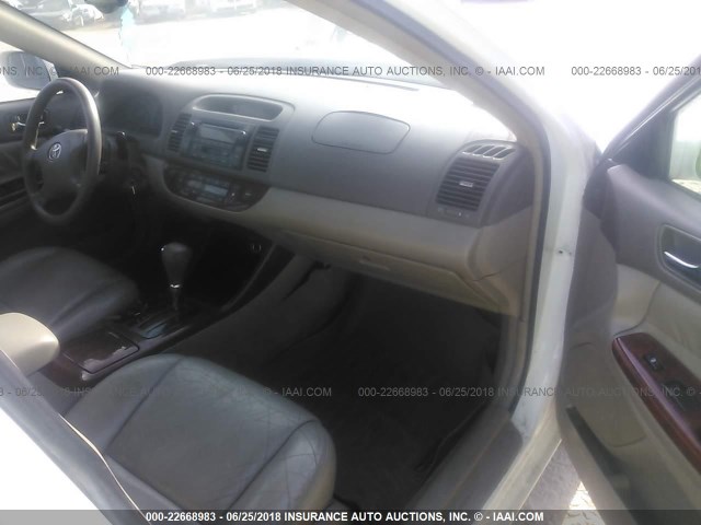 4T1BE32KX2U061311 - 2002 TOYOTA CAMRY LE/XLE/SE 白色 照片 5