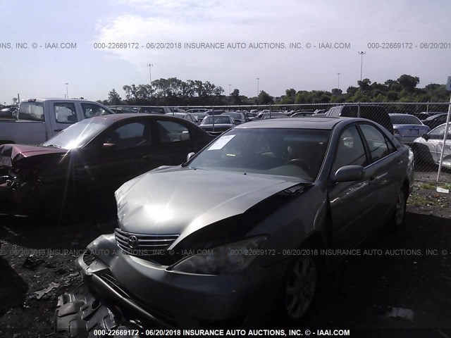 4T1BE32KX6U707081 - 2006 TOYOTA CAMRY LE/XLE/SE ნაცრისფერი ფოტო 2