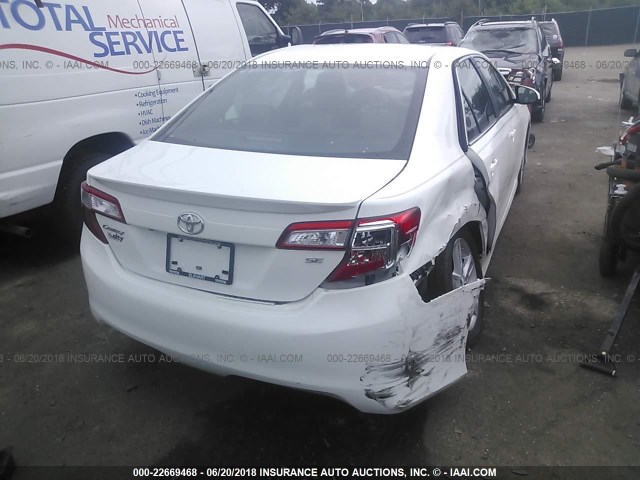 4T1BF1FK3EU846351 - 2014 TOYOTA CAMRY L/SE/LE/XLE SILVER photo 4