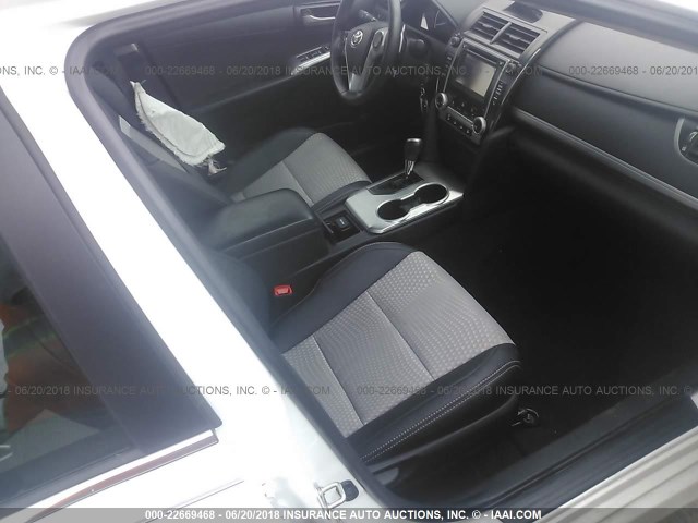 4T1BF1FK3EU846351 - 2014 TOYOTA CAMRY L/SE/LE/XLE Gümüş foto 5
