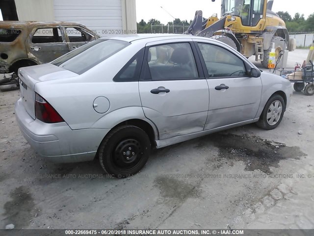 1FAFP34N27W363264 - 2007 FORD FOCUS ZX4/S/SE/SES SILVER photo 4