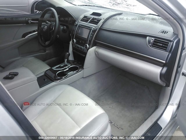4T4BF1FK6CR250024 - 2012 TOYOTA CAMRY SE/LE/XLE ვერცხლისფერი ფოტო 5