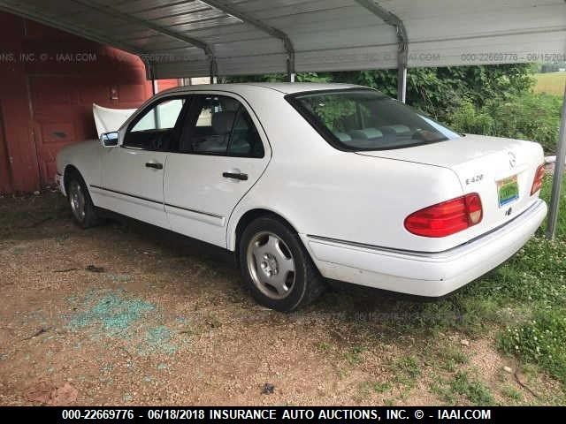 WDBJF72F0VA478738 - 1997 MERCEDES-BENZ E 420 WHITE photo 3