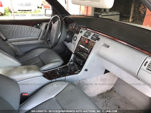 WDBJF72F0VA478738 - 1997 MERCEDES-BENZ E 420 WHITE photo 5