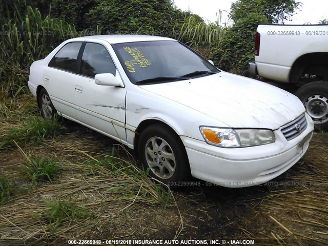 JT2BG22K0Y0468054 - 2000 TOYOTA CAMRY CE/LE/XLE თეთრი ფოტო 1