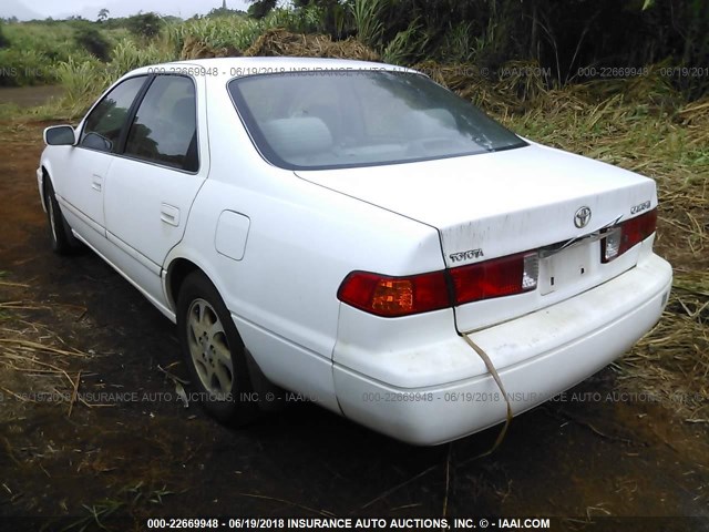 JT2BG22K0Y0468054 - 2000 TOYOTA CAMRY CE/LE/XLE თეთრი ფოტო 3