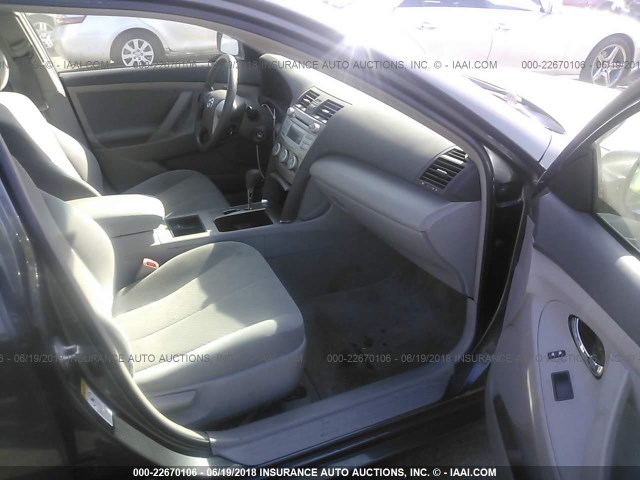 4T4BE46K09R127526 - 2009 TOYOTA CAMRY SE/LE/XLE 灰色 照片 5