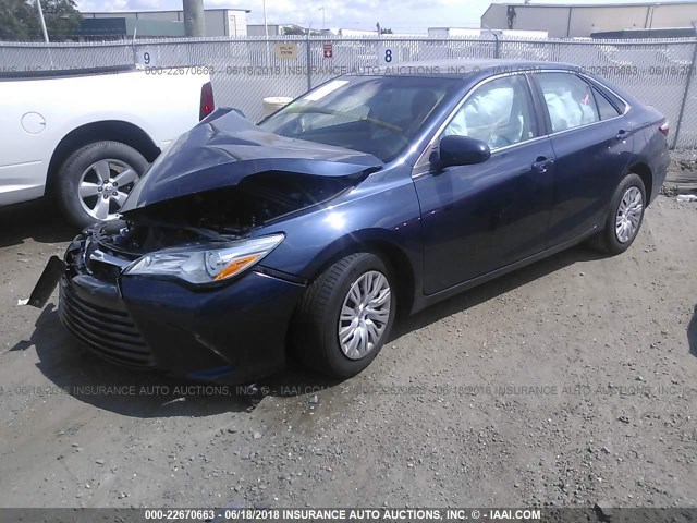 4T1BF1FK2FU909893 - 2015 TOYOTA CAMRY LE/XLE/SE/XSE BLUE photo 2