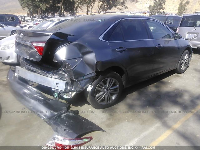 4T1BF1FK5HU393631 - 2017 TOYOTA CAMRY LE/XLE/SE/XSE GRAY photo 4