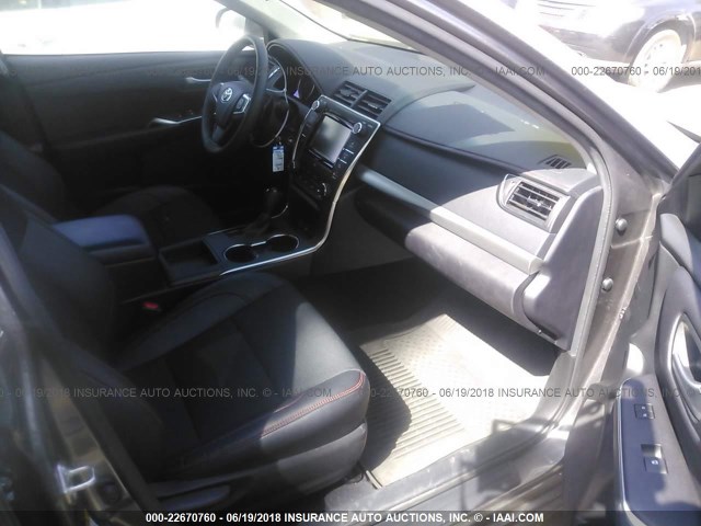 4T1BF1FK5HU393631 - 2017 TOYOTA CAMRY LE/XLE/SE/XSE GRAY photo 5