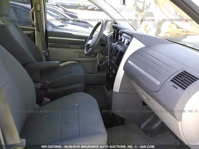 2D4RN4DE9AR155310 - 2010 DODGE GRAND CARAVAN SE WHITE photo 5