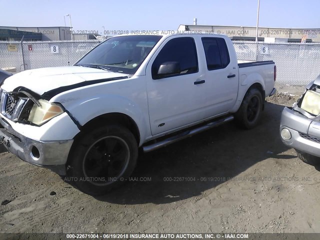 1N6AD07W35C428764 - 2005 NISSAN FRONTIER CREW CAB LE/SE/OFF ROAD WHITE photo 2