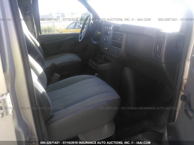 1GAHG39K191160330 - 2009 CHEVROLET EXPRESS G3500  GRAY photo 5