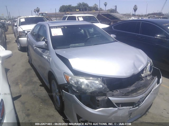 4T1BD1FK3EU118289 - 2014 TOYOTA CAMRY HYBRID/LE/XLE ვერცხლისფერი ფოტო 1