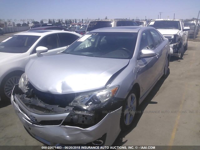 4T1BD1FK3EU118289 - 2014 TOYOTA CAMRY HYBRID/LE/XLE ვერცხლისფერი ფოტო 2