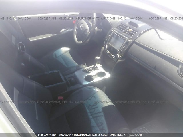 4T1BD1FK3EU118289 - 2014 TOYOTA CAMRY HYBRID/LE/XLE ვერცხლისფერი ფოტო 5