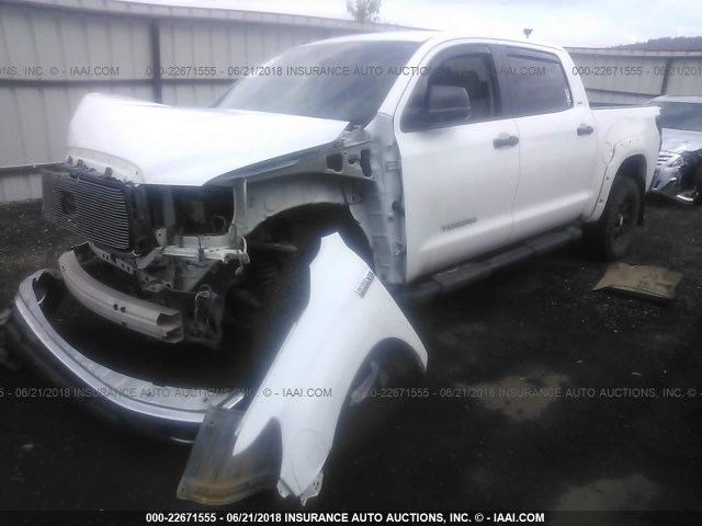 5TFDY5F16BX175418 - 2011 TOYOTA TUNDRA CREWMAX SR5 WHITE photo 2