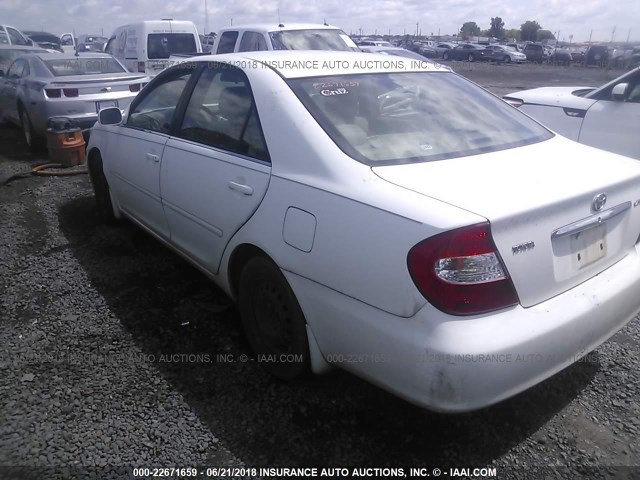 JTDBE32K820018310 - 2002 TOYOTA CAMRY LE/XLE/SE თეთრი ფოტო 3