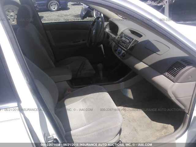 JTDBE32K820018310 - 2002 TOYOTA CAMRY LE/XLE/SE თეთრი ფოტო 5