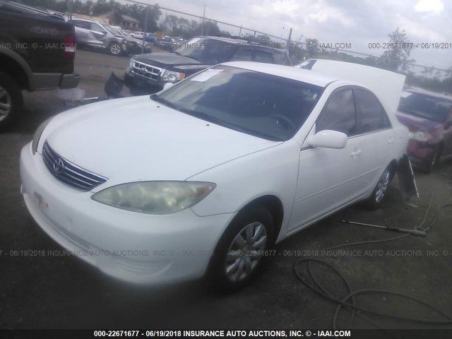 4T1BE30K05U416543 - 2005 TOYOTA CAMRY LE/XLE/SE თეთრი ფოტო 2