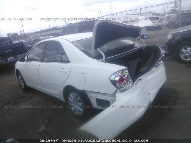4T1BE30K05U416543 - 2005 TOYOTA CAMRY LE/XLE/SE თეთრი ფოტო 3