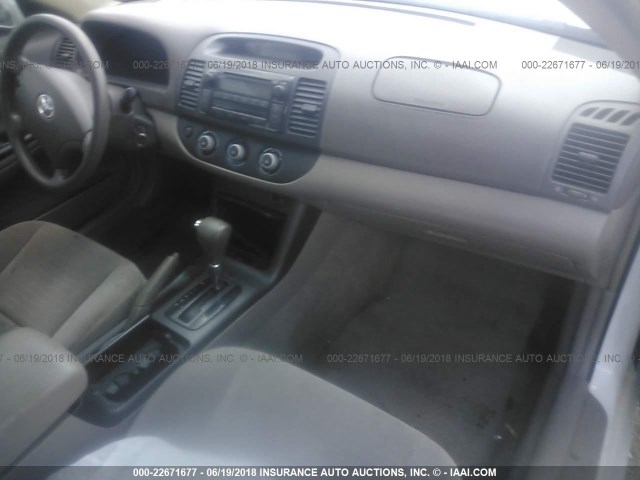 4T1BE30K05U416543 - 2005 TOYOTA CAMRY LE/XLE/SE თეთრი ფოტო 5