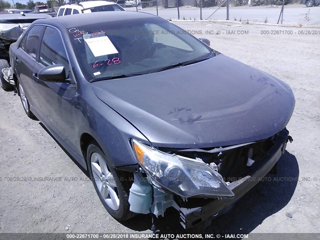 4T1BF1FK4EU864096 - 2014 TOYOTA CAMRY L/SE/LE/XLE 灰色 照片 1