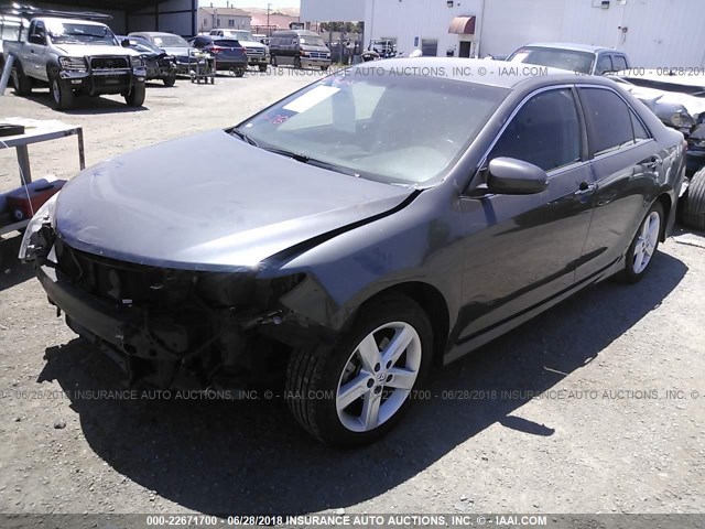 4T1BF1FK4EU864096 - 2014 TOYOTA CAMRY L/SE/LE/XLE 灰色 照片 2
