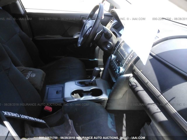 4T1BF1FK4EU864096 - 2014 TOYOTA CAMRY L/SE/LE/XLE 灰色 照片 5