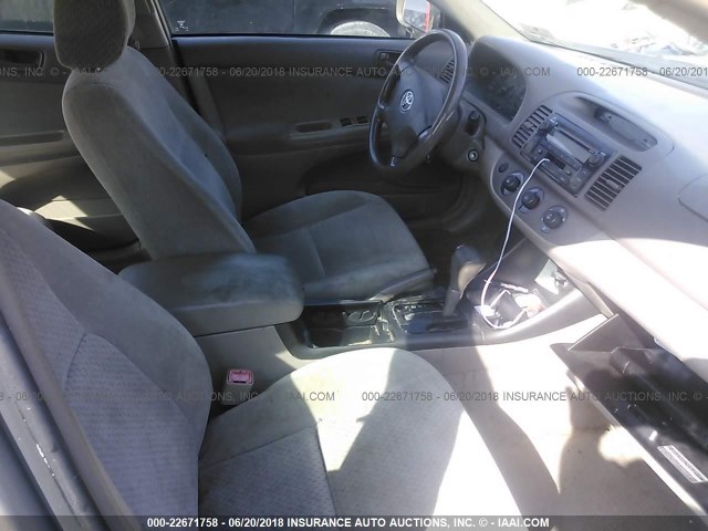 4T1BE32K04U304594 - 2004 TOYOTA CAMRY LE/XLE/SE შავი ფოტო 5