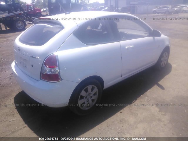 KMHCM36C88U076537 - 2008 HYUNDAI ACCENT GS WHITE photo 4