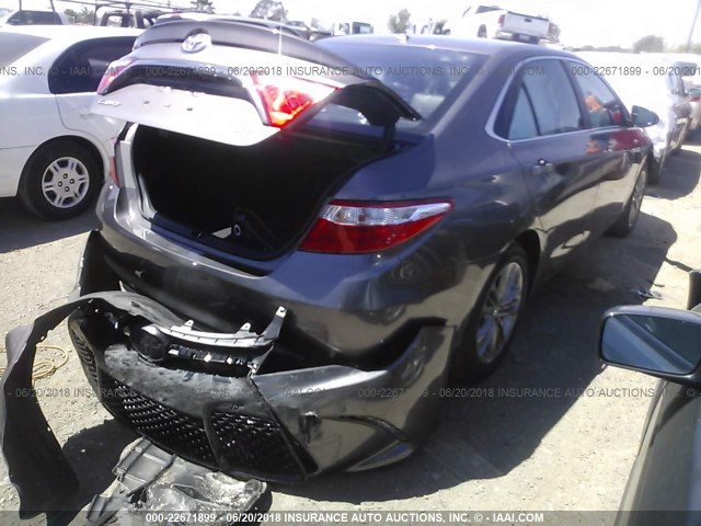 4T1BF1FK6HU335706 - 2017 TOYOTA CAMRY LE/XLE/SE/XSE GRAY photo 4
