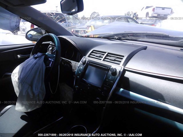 4T1BF1FK6HU335706 - 2017 TOYOTA CAMRY LE/XLE/SE/XSE GRAY photo 5