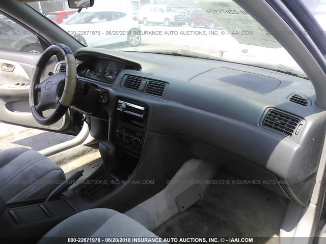 4T1BG22K7WU303739 - 1998 TOYOTA CAMRY CE/LE/XLE BLACK photo 5