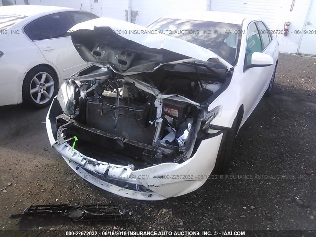 4T1BF1FK0GU161775 - 2016 TOYOTA CAMRY LE/XLE/SE/XSE WHITE photo 2