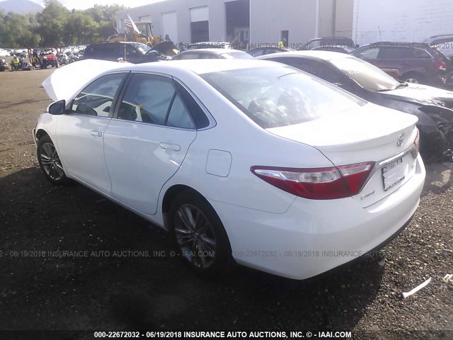 4T1BF1FK0GU161775 - 2016 TOYOTA CAMRY LE/XLE/SE/XSE WHITE photo 3