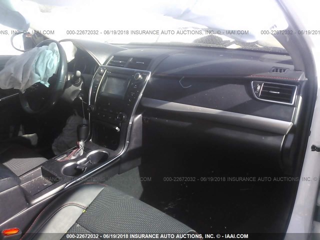 4T1BF1FK0GU161775 - 2016 TOYOTA CAMRY LE/XLE/SE/XSE WHITE photo 5