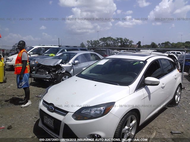 1FAHP3N20CL324181 - 2012 FORD FOCUS TITANIUM WHITE photo 2