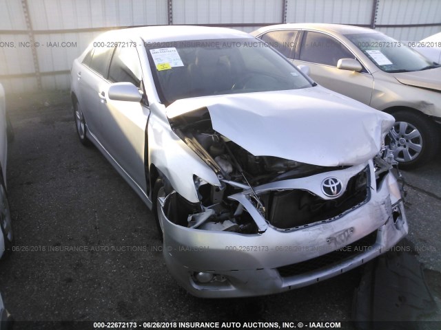 4T1BF3EK4AU519044 - 2010 TOYOTA CAMRY SE/LE/XLE ვერცხლისფერი ფოტო 1