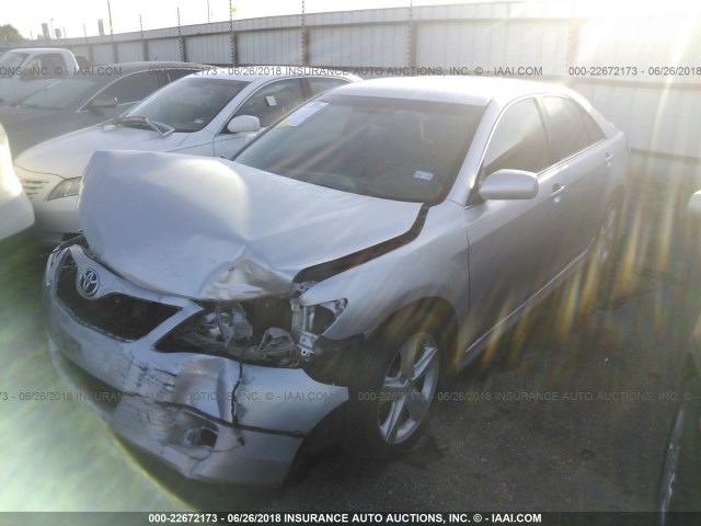 4T1BF3EK4AU519044 - 2010 TOYOTA CAMRY SE/LE/XLE ვერცხლისფერი ფოტო 2
