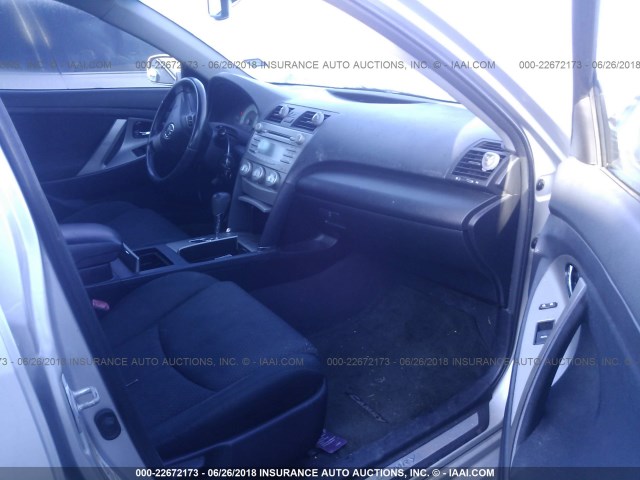 4T1BF3EK4AU519044 - 2010 TOYOTA CAMRY SE/LE/XLE ვერცხლისფერი ფოტო 5