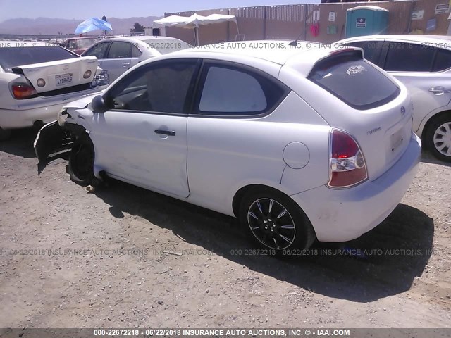 KMHCM36C17U047637 - 2007 HYUNDAI ACCENT GS WHITE photo 3