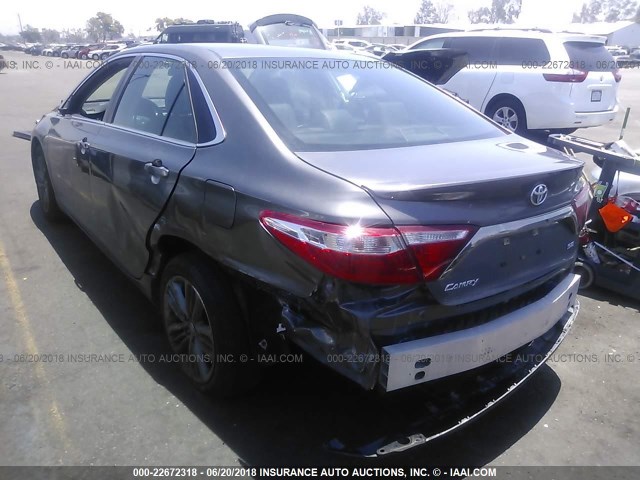 4T1BF1FK0GU129795 - 2016 TOYOTA CAMRY LE/XLE/SE/XSE GRAY photo 3