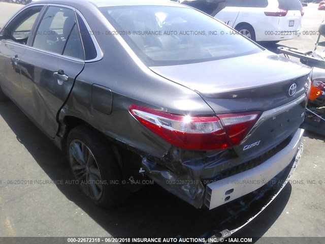 4T1BF1FK0GU129795 - 2016 TOYOTA CAMRY LE/XLE/SE/XSE GRAY photo 6