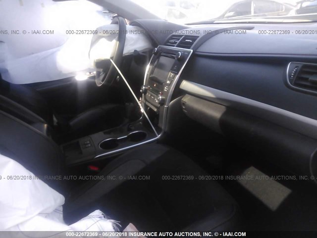 4T1BF1FKXFU966200 - 2015 TOYOTA CAMRY LE/XLE/SE/XSE 灰色 照片 5