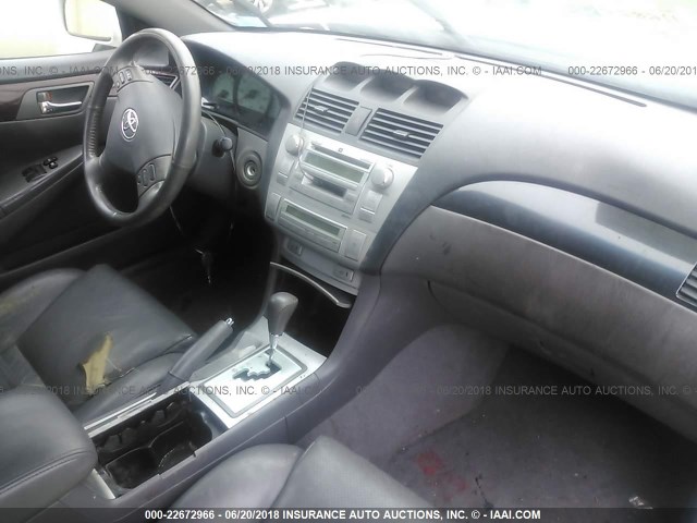 4T1CA30P44U015085 - 2004 TOYOTA CAMRY SOLARA SE/SLE WHITE photo 5