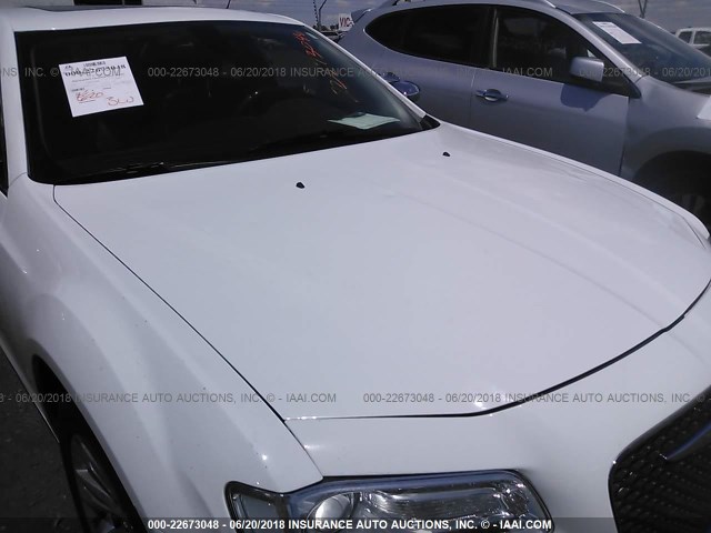 2C3CCAEG0GH181739 - 2016 CHRYSLER 300C WHITE photo 6