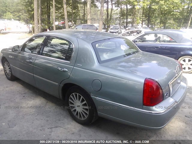 1LNHM82W83Y686667 - 2003 LINCOLN TOWN CAR SIGNATURE GREEN photo 3