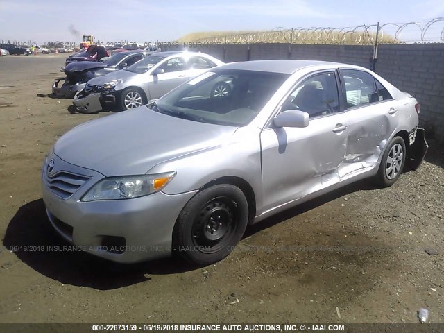 4T1BF3EK7BU120503 - 2011 TOYOTA CAMRY SE/LE/XLE SILVER photo 2